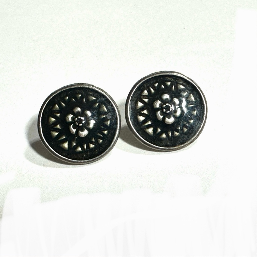 Round Embedded Design Stud Earrings Silver & Black Unisex Metal & Acrylic